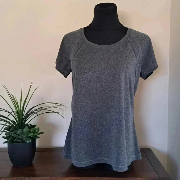 ❤ Lavon Grey Activewear Top Women's Medium Short Sleeved Crewneck - Picture 2 of 11